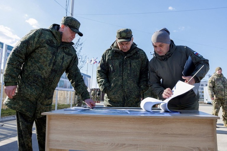 ロシアのショイグ国防相がマリウポリを訪問した/Handout/Russian Defence Ministry/Reuters